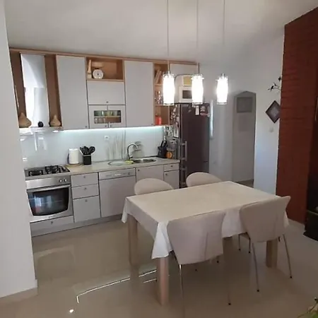 Tino Kustic 2 Apartman Pag Town