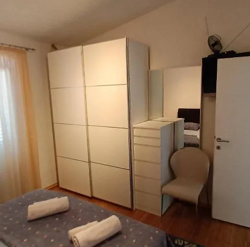 Tino Kustic 2 Apartment Pag Town